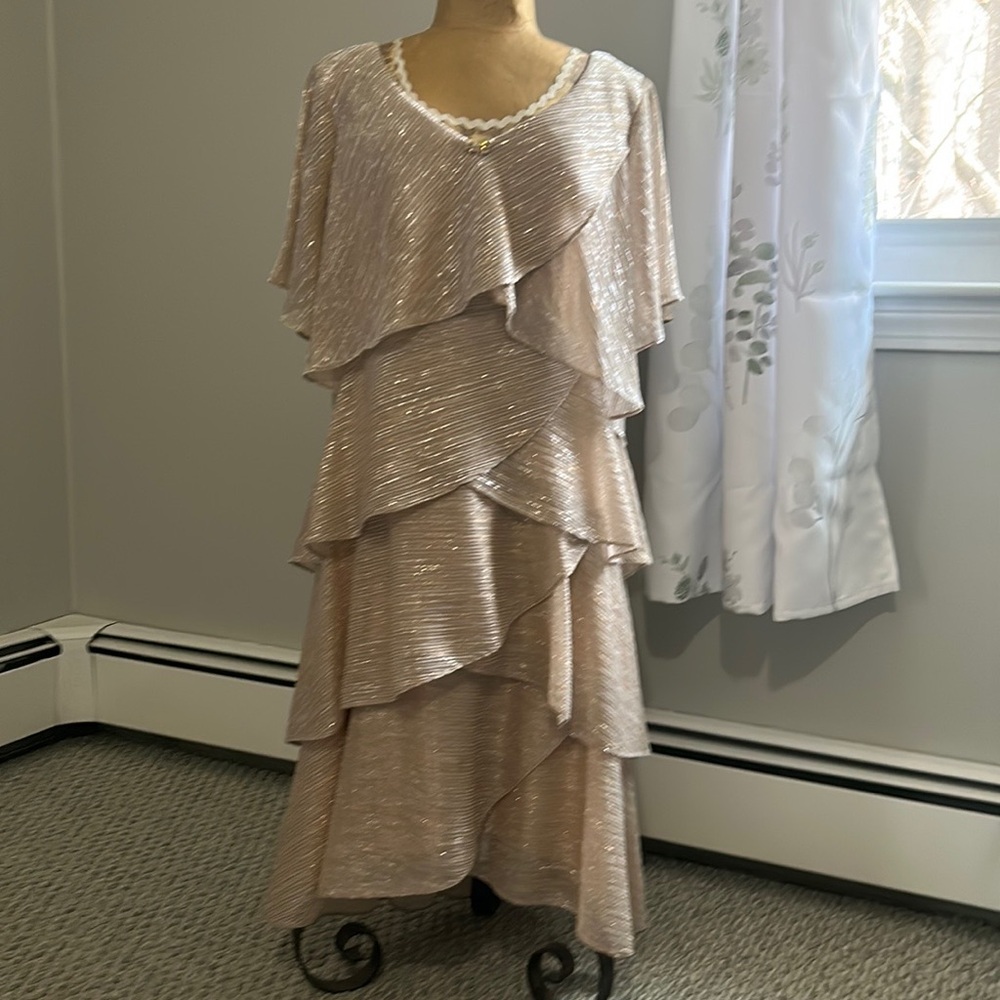 Mother of the Bride/Groom Dress. Size 8 poly/ Gold Metallic, Forgiving Design